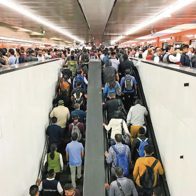 Usuarios y policías aseguran que es común que en la terminal se saturen los andenes en horas pico, por lo que las escalinatas eléctricas dejan de funcionar. ARCHIVO EL UNIVERSAL