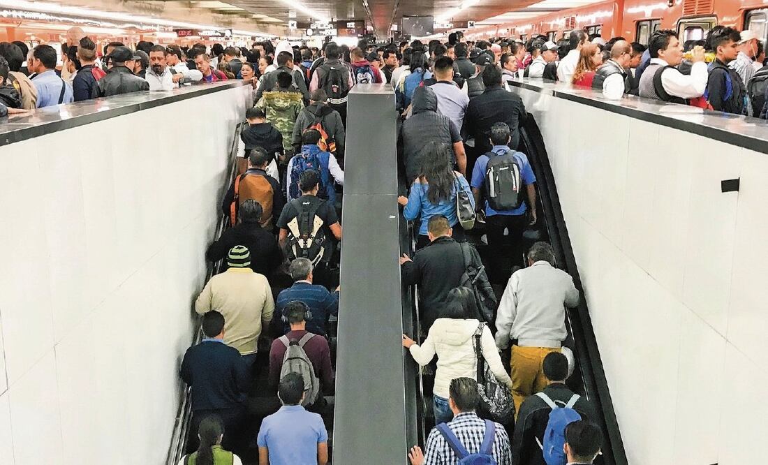 Usuarios y policías aseguran que es común que en la terminal se saturen los andenes en horas pico, por lo que las escalinatas eléctricas dejan de funcionar. ARCHIVO EL UNIVERSAL