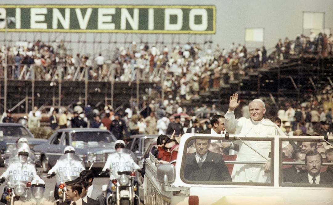 Tras su llegada al hangar de la entonces Secretaría de Asentamientos Humanos y Obras Públicas, Juan Pablo II y su comitiva sólo abordaron el autobús descubierto de 30 plazas una vez que el Pontífice se acercó a las tribunas a pie. Foto: AP.