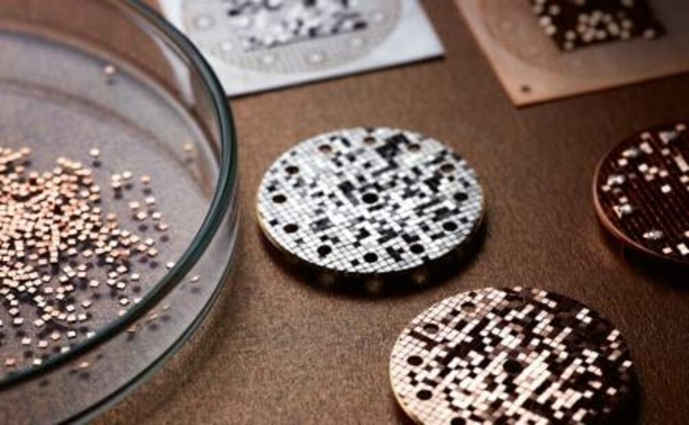 Bvlgari decora la esfera de Lvcea con mosaicos de oro