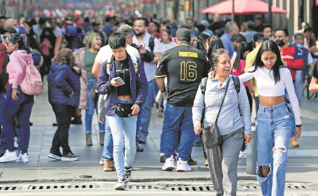 Familias completas aprovecharon el día de asueto para visitar el Centro Histórico y la Basílica de Guadalupe, en donde algunos fieles se tomaron selfies y agradecieron por tener salud y trabajo. Foto: Diego Simón / EL UNIVERSAL