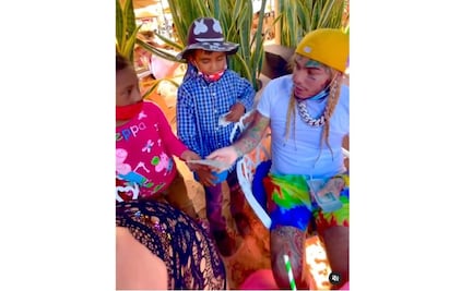 Rapero 6ix9ine visita playas de México y regala billetes de 100 dólares a niños