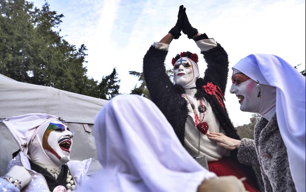 El grupo las “Hermanas de la Indulgencia Perpetua” alientan a corredores en una carrera del Día de San Valentín organizada por el equipo de carreras LGBT 'les Frontrunnners' en el parque Buttes Chaumont en París, Francia, 15 de febrero de 2024. Foto: EFE