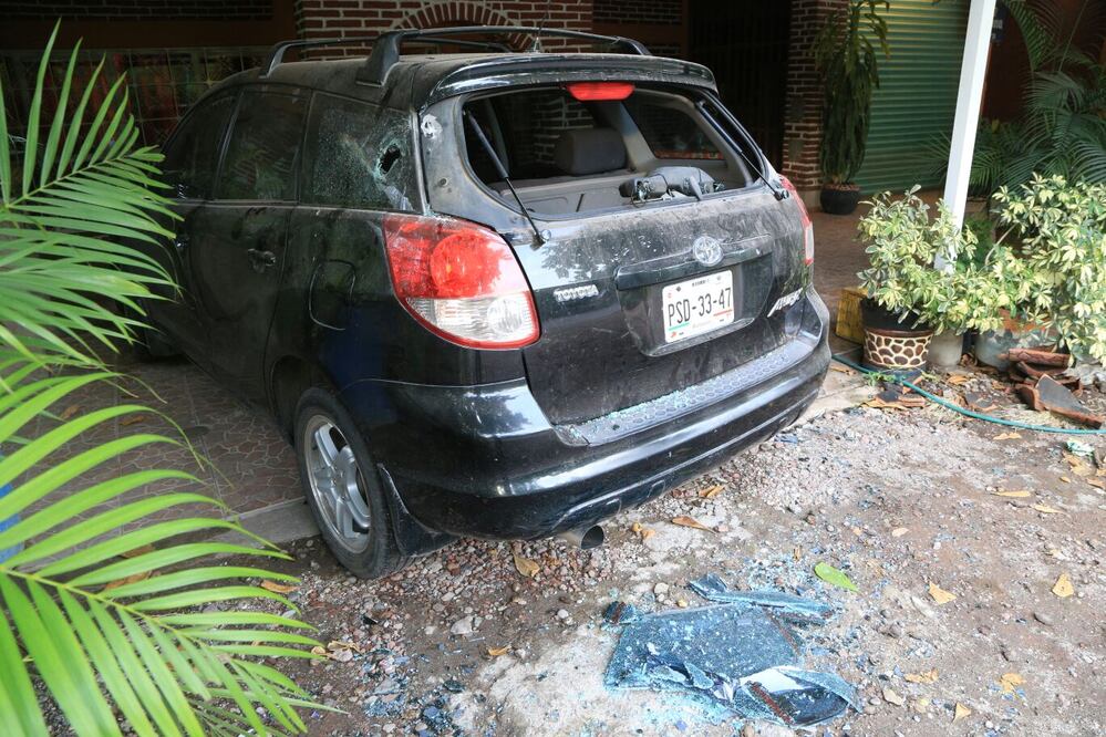 Un vehículo dañado en Antúnez. (Raúl Tinoco/ EL UNIVERSAL)