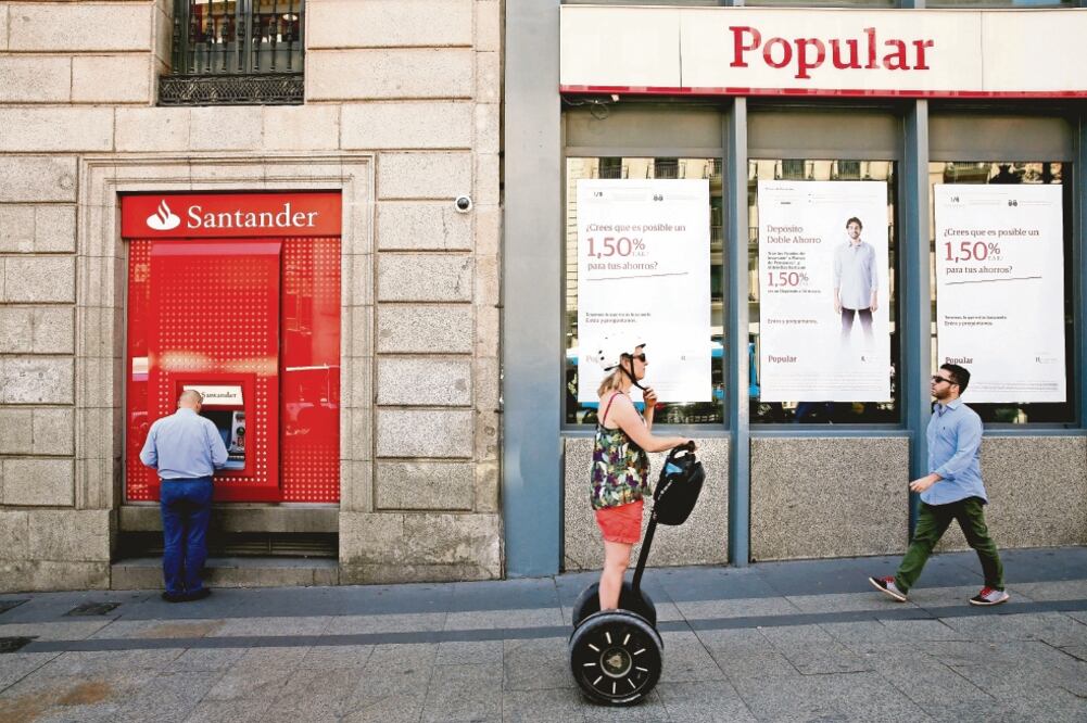 Al cierre de marzo, el grupo presidido por Emilio Saracho estaba en manos de más de 305 mil socios; Santander compró el Popular por 1 euro. (ESPECIAL)