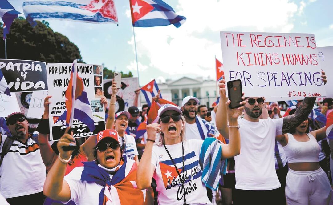 Cientos de cubanos protestaron ayer frente a la Casa Blanca, en Washington, para pedir al presidente Joe Biden acciones más duras contra el gobierno de la isla. Foto: Will Oliver/ EFE.