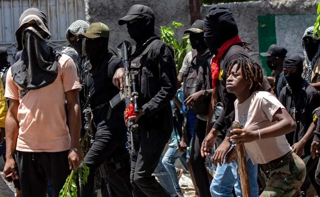 Fotografía de archivo de Integrantes de las Brigadas de Autodefensa participando de una protesta en Puerto Príncipe (Haití). Foto: EFE