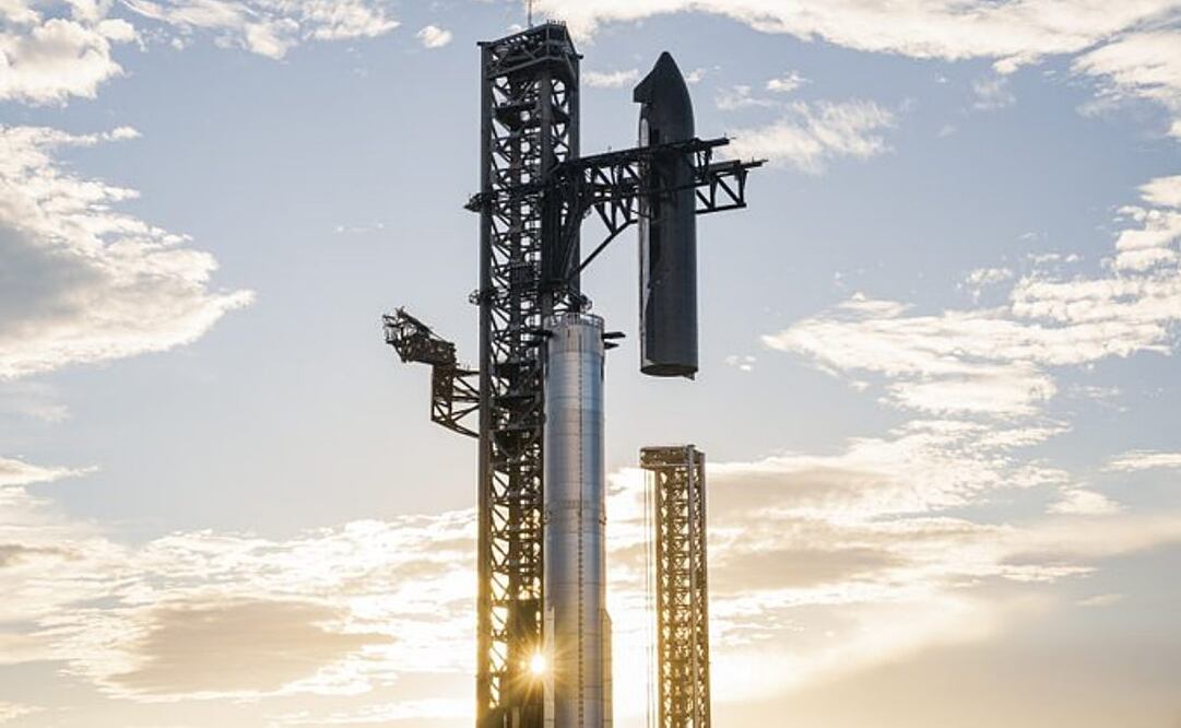 El último ensayo de Starship, en junio pasado, logró por primera vez la reentrada controlada de las dos etapas del cohete y marcó un hito para el programa comercial de la NASA y la empresa de Elon Musk. Foto: X @SpaceX