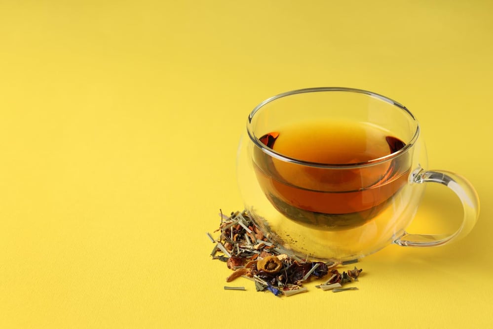 Con una simple taza de té al día, el té negro puede mejorar tu salud física y mental, además de mejorar el aspecto de tu piel. Foto: Freepik