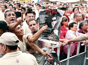 Internos del Reclusorio Oriente cantan con Alex Lora