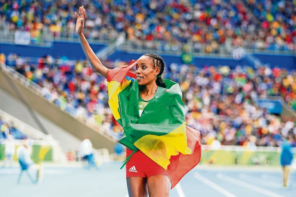Almaz Ayana “v uel a” sobre el tartán los 10 mil metros en 29 minutos, 17.45 segundos (DIEGO AZUBEL. EFE)