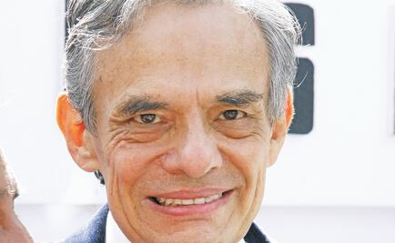 José José, hospitalizado pero estable, dice su asistente