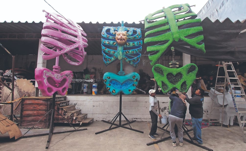 El artista plástico comentó que los huesos pintados de color verde evocan la riqueza natural de México. Foto: Especial