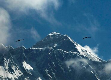 Cómo alpinistas llegan a acampar al Everest a pesar de un brote de coronavirus