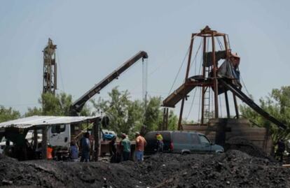 De 6 a 11 meses tardaría rescate de mineros; familias se inconforman