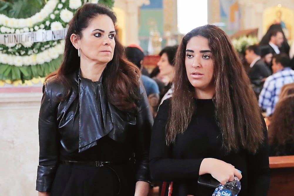 La señora Perla Díaz de Ealy y su hija, María Teresa Ealy Díaz, acudieron a despedir al arzobispo en el recinto religioso de Huixquilucan (FOTOS: IRVIN OLIVARES. EL UNIVERSAL)