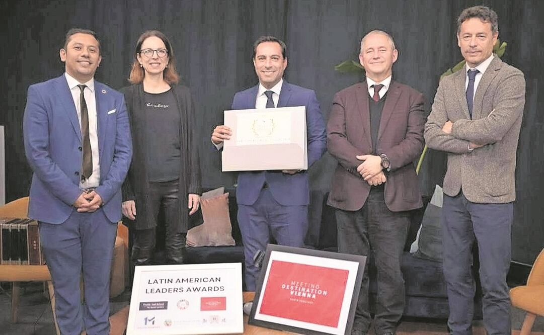 El gobernador de Yucatán, Mauricio Vila Dosal (centro), recibió el premio que otorga The Global School for Social Leaders. Foto: ESPECIAL