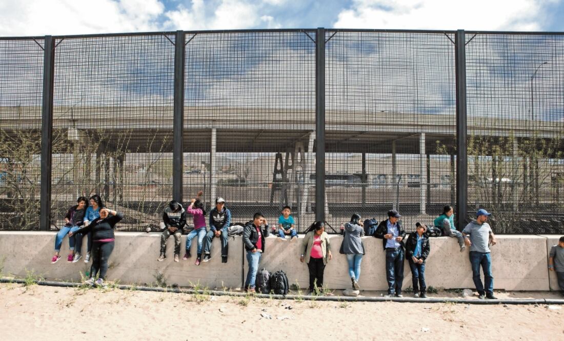 Un grupo de 22 migrantes esperaba el jueves pasado se procesaran sus solicitudes de asilo, en El Paso, Texas. Foto: AFP/Archivo