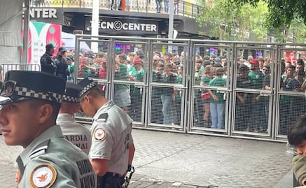 Aficionados derriban vallas del Fan Fest en Guadalajara; policías contienen ingreso masivo