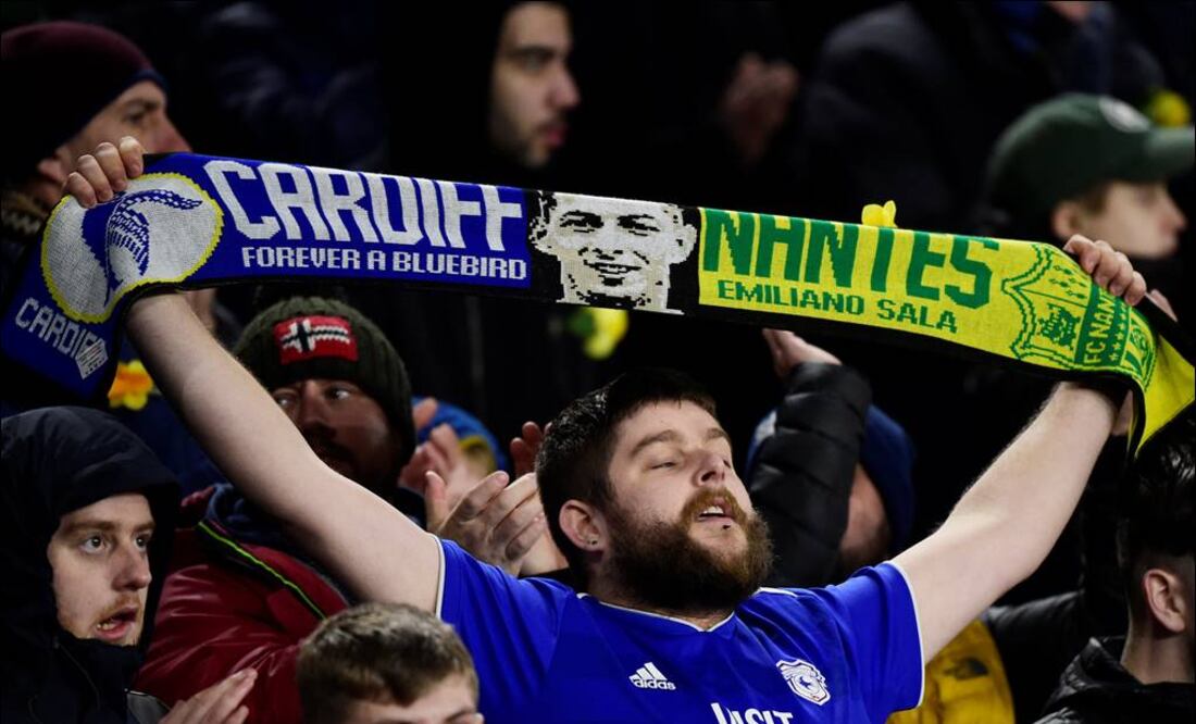 Aficionado porta bufanda con los dos equipos involucrados. Foto: Reuters