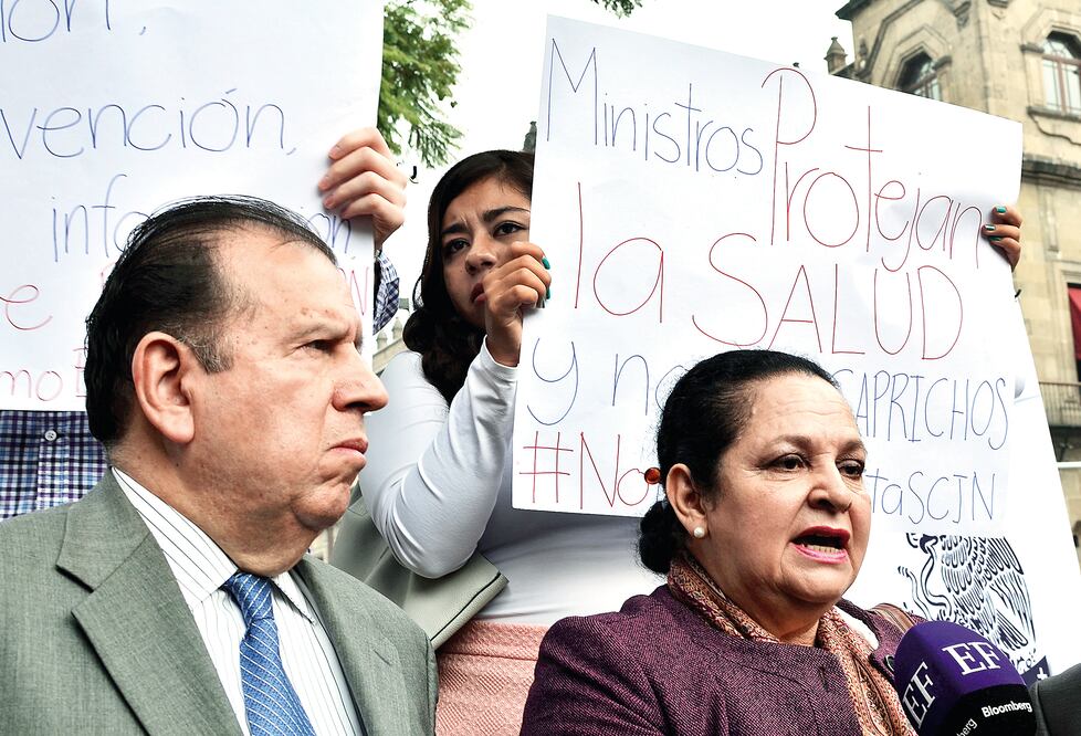 Integrantes de la Unión Nacional de Padres de Familia desplegaron pancartas de protesta a las afueras del máximo tribunal del país (Especial)