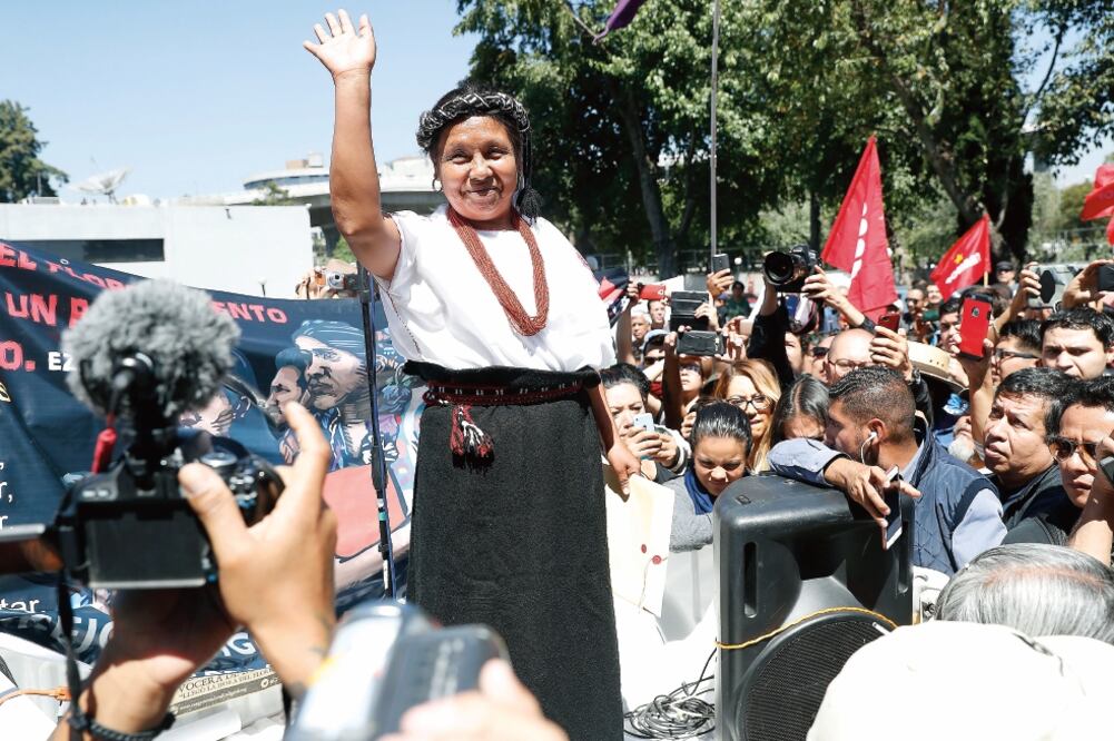 El registro de la candidata independiente Marichuy congregó en el INE a simpatizantes del Concejo Indígena de Gobierno (LUIS CORTÉS. EL UNIVERSAL)