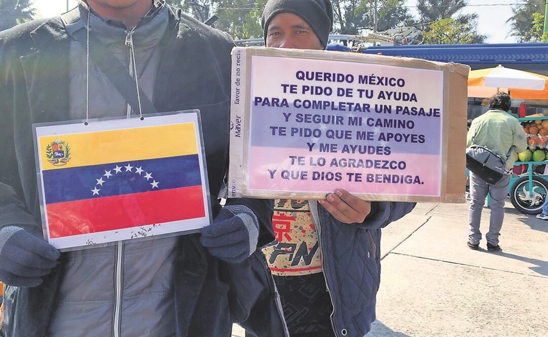 Afuera de la terminal norte, venezolanos piden el apoyo de los transeúntes para poder seguir su camino hacia Estados Unidos. Foto: Alberto González / EL UNIVERSAL