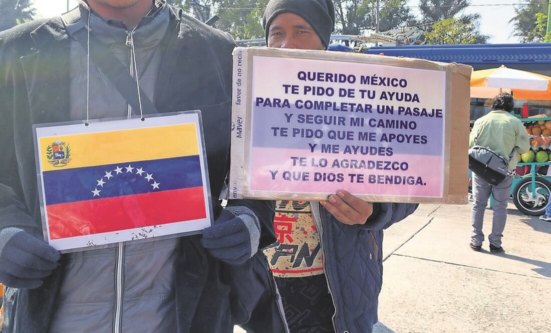 Afuera de la terminal norte, venezolanos piden el apoyo de los transeúntes para poder seguir su camino hacia Estados Unidos. Foto: Alberto González / EL UNIVERSAL