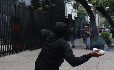 Ayotzinapa 10 años: Normalistas lanzan petardos al Senado; sigue minuto a minuto la protesta