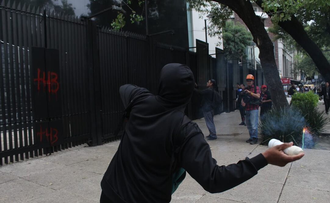 Estudiantes de diversas escuelas normales rurales acompañaron a los padres y posteriormente al finalizar el mitin lanzaron artefactos explosivos al patio del Senado. Fotos: Francisco Rodríguez