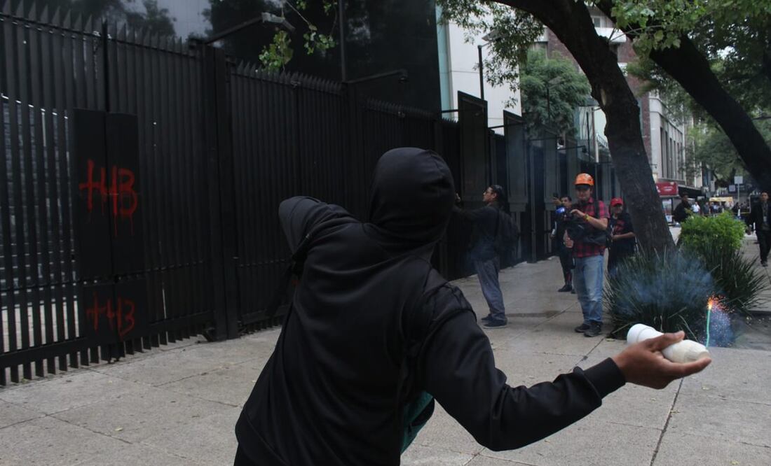 Estudiantes de diversas escuelas normales rurales acompañaron a los padres y posteriormente al finalizar el mitin lanzaron artefactos explosivos al patio del Senado. Fotos: Francisco Rodríguez