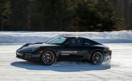 Al volante de un Porsche sobre la nieve de Canadá