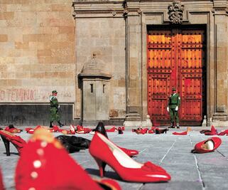 Zapatillas rojas para recordar a víctimas
