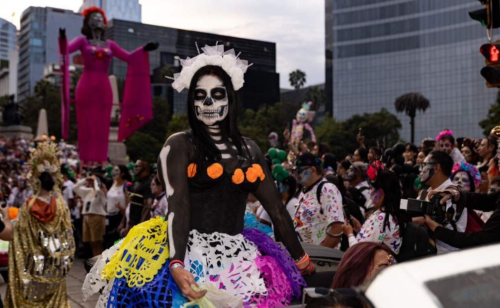 Participantes de la Mega Procesión de Catrinas se acomodan en Paseo de la Reforma para desfilar. (26/10/25) Foto: Hugo Salvador/ EL UNIVERSAL