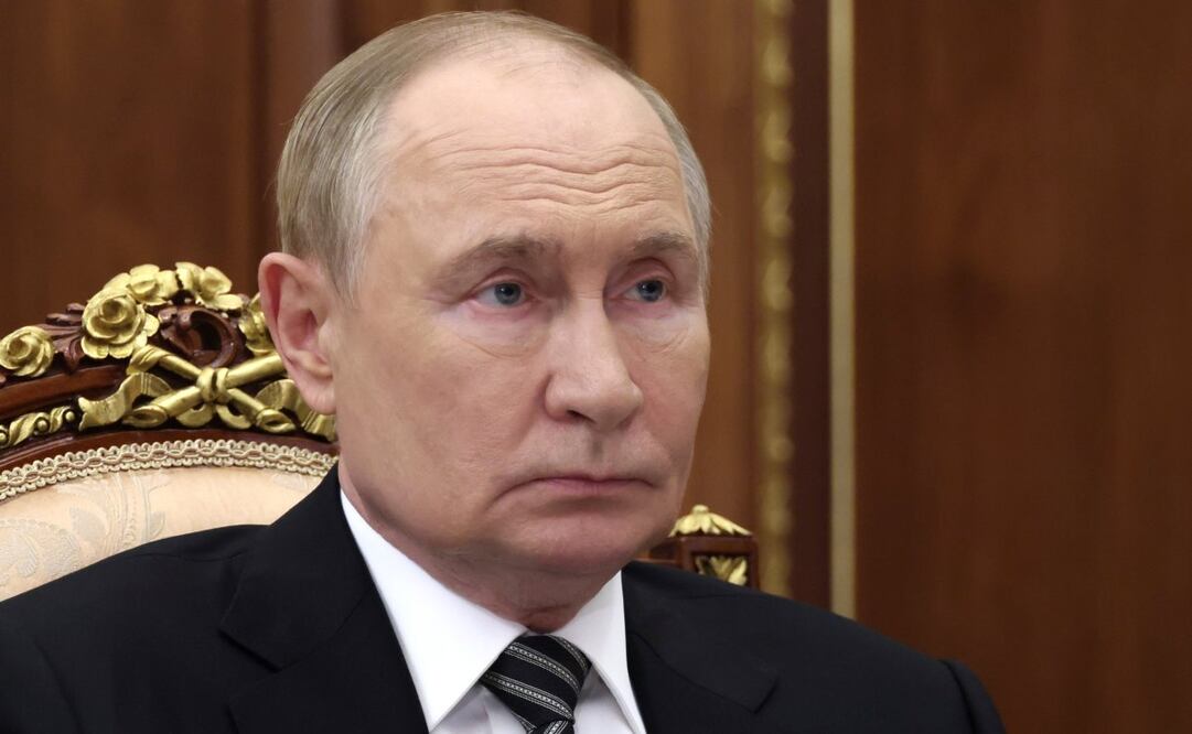 El presidente ruso, Vladimir Putin, escucha al jefe interino de la República de Komi, Rostislav Goldshtein, durante una reunión en el Kremlin en Moscú, Rusia, el martes 19 de agosto de 2025. Foto: AP