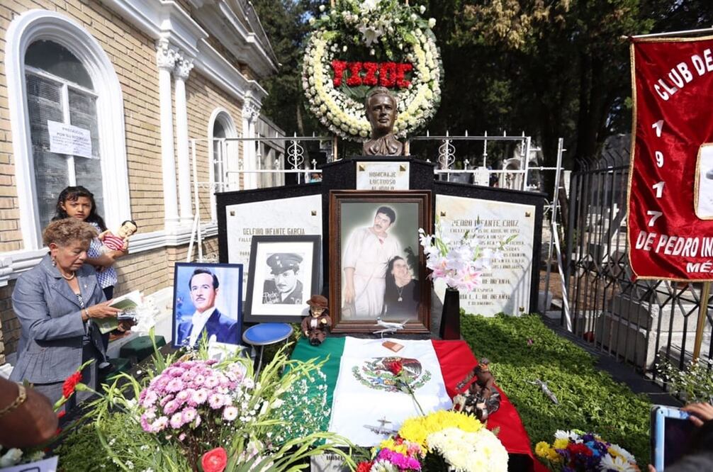 A 60 años de su muerte, Pedro Infante es recordado a través de sus canciones en el Panteón Jardín, donde se da cita una multitud, entre familiares, amigos y admiradores del ídolo de México. Foto: Berenice Fregoso/EL UNIVERSAL