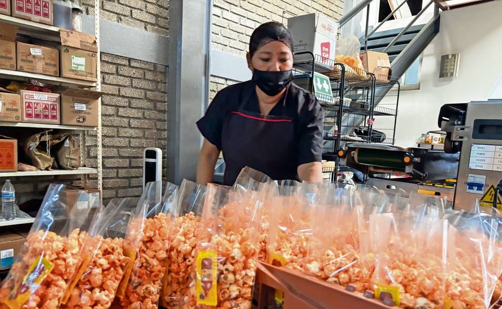 La empresa familiar surte a tiendas de conveniencia y cooperativas
escolares, pues sus productos no son considerados comida chatarra. Foto: Carlos Arrieta / EL UNIVERSAL