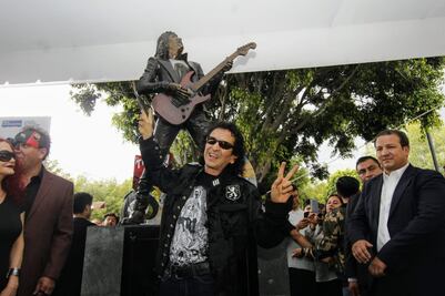 Al grito de “¡Que viva el rock and roll!” develan estatua de Alex Lora en Puebla