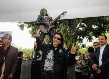 Al grito de “¡Que viva el rock and roll!” develan estatua de Alex Lora en Puebla
