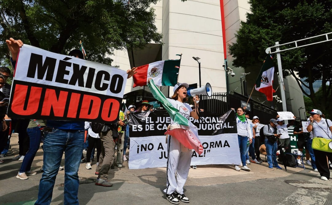 Trabajadores del Poder Judicial de la Federación bloquearon las diferentes entradas al Senado para obligar a los legisladores a sesionar en una sede alterna. Foto: Berenice Fregoso | El Universal