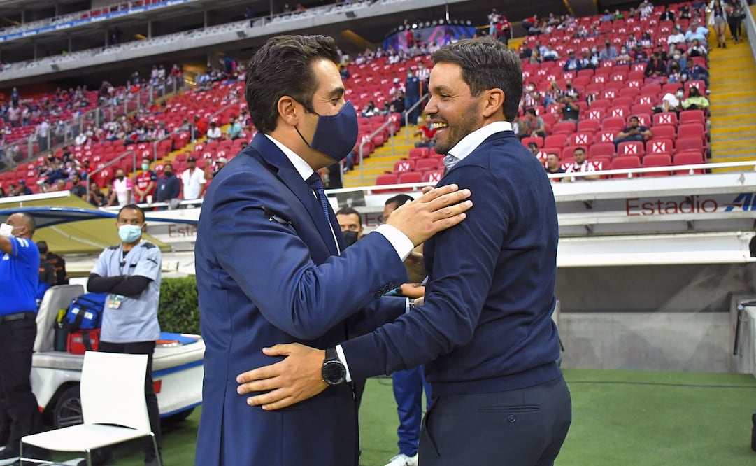 Leaño y Larcamón se saludaron cordialmente - FOTO: IMAGO7