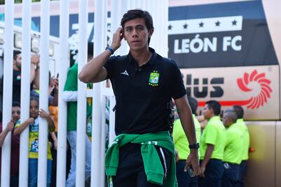 Chivas hace oficial el regreso de J.J. Macías