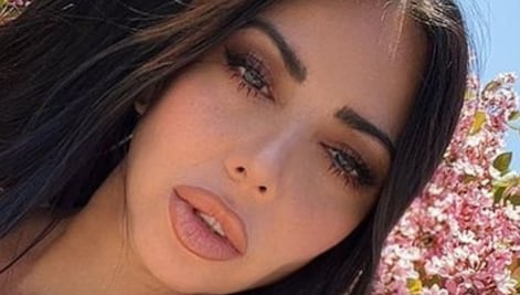 Jimena Sánchez impone moda con un minivestido color pastel