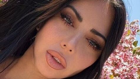 Jimena Sánchez impone moda con un minivestido color pastel