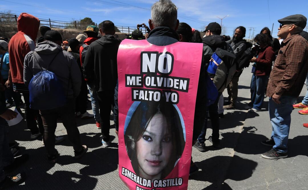 Un grupo de migrantes y activistas protestan durante la llegada del presidente de México en Ciudad Juárez. Foto: EFE