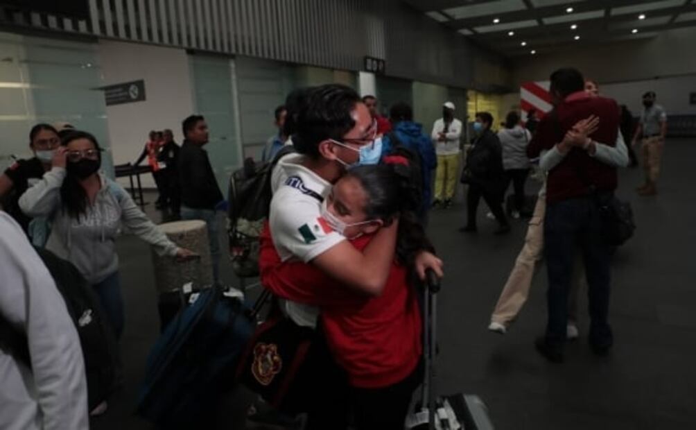 Tras un vuelo de 6 horas, niños futbolistas varados en Perú llegan a México