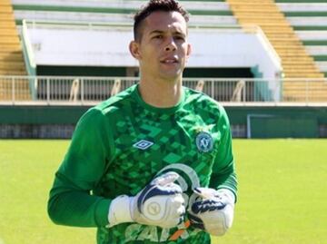 Amputarán a Follman, portero del Chapecoense, hueso de muñón derecho