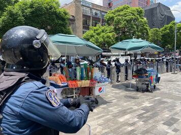 Encapsulan a comerciantes que pretendían manifestarse en Eje Central para exigir espacios en vía pública