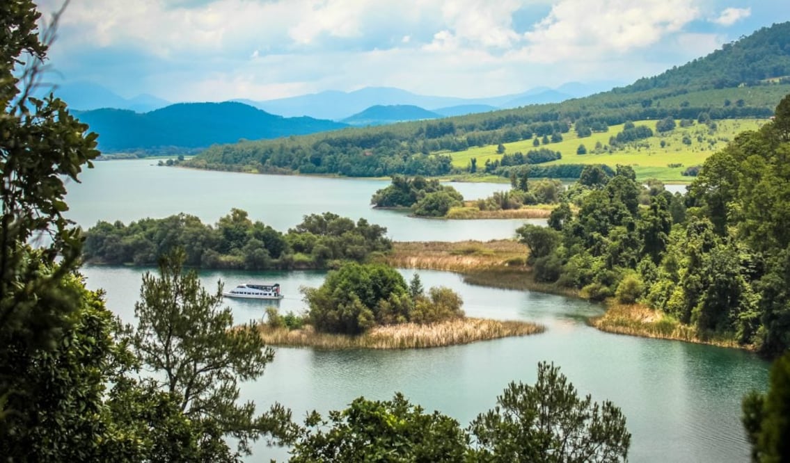 En Zirahuén podrás disfrutar de la tranquilidad del bosque que rodea a un lago de tonalidades turquesa. (Foto: Cortesía)