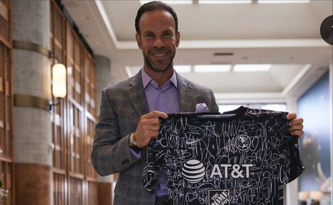 Zague presume la playera de su equipo / FOTO: ESPECIAL